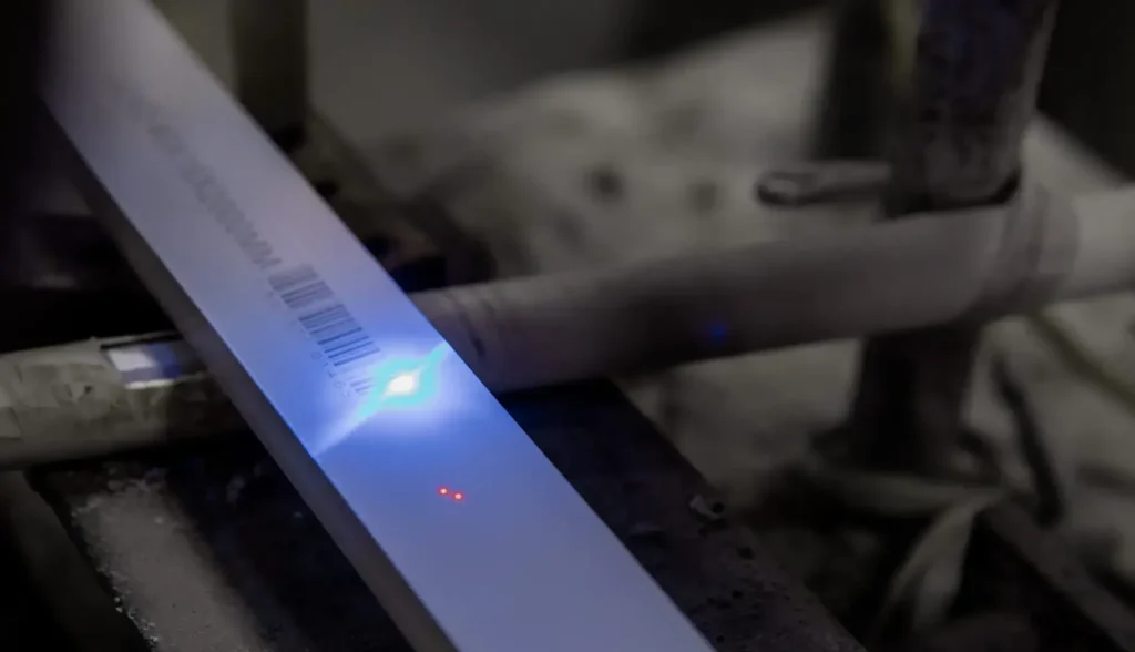 Home p06 1 s08 在通向牵引切割的过程中 使用预先编程好的程序进行激光喷码 scaled